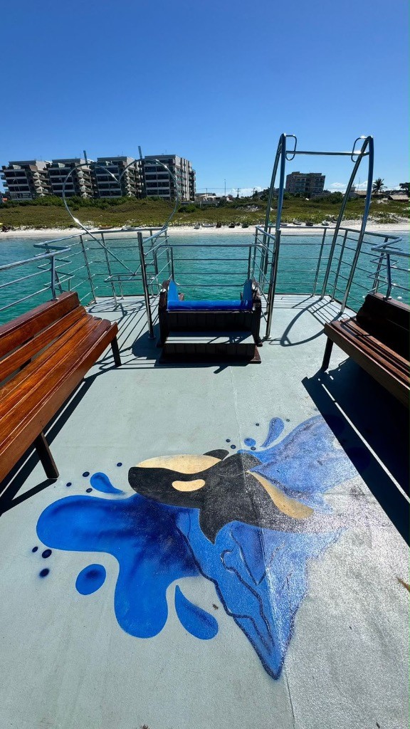Convés espaçoso do barco com vista para o mar cristalino