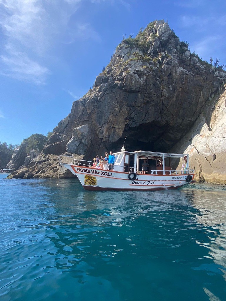Passeio de Barco em Cabo Frio e Arraial do Cabo — Maré Azul Passeios